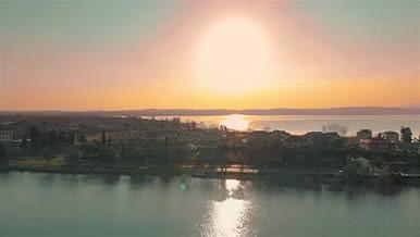 4K航拍海滨小城日出清晨朝阳视频素材视频的预览图